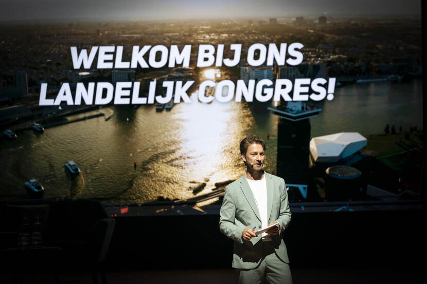 Marcel Bamberg opent het landelijk congres onderwijsregio's